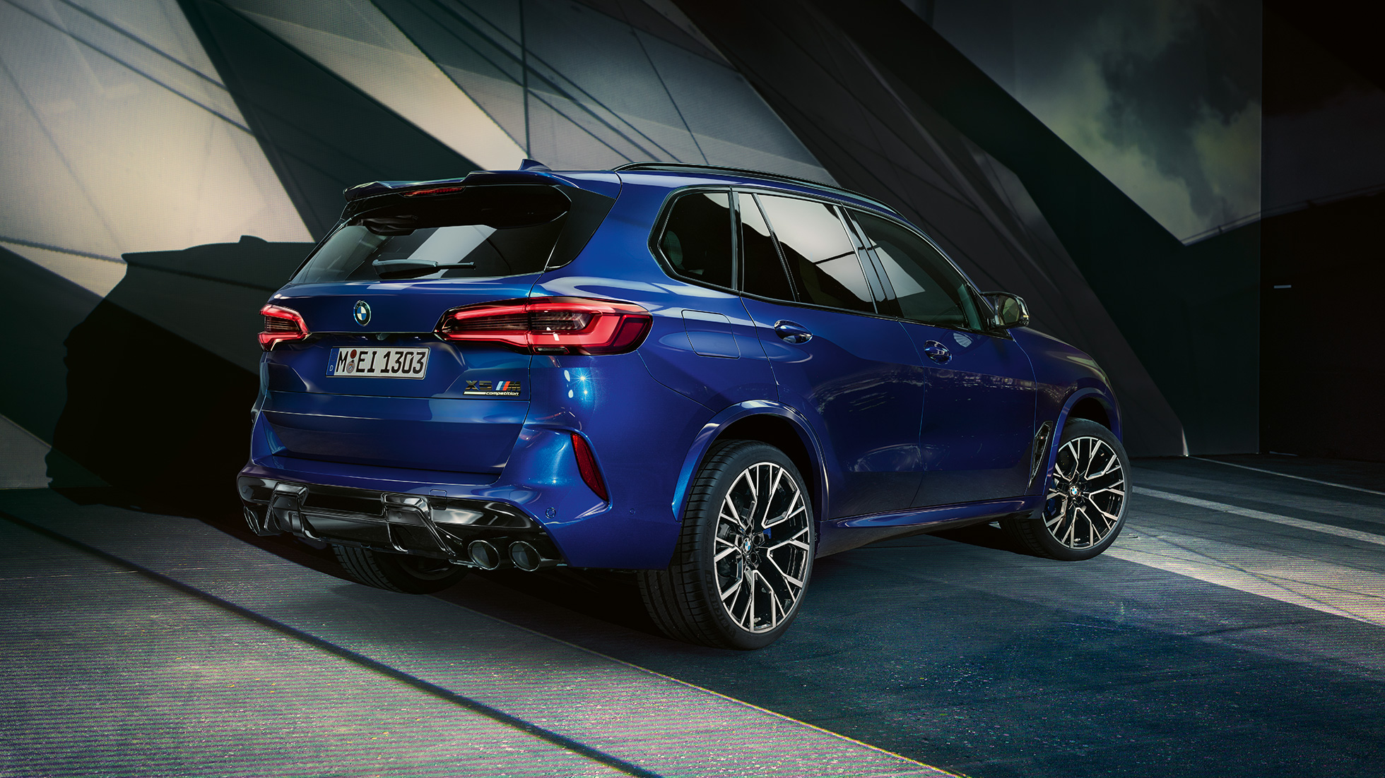 BMW X5 M Competition, vue de trois quarts arrière BMW X5 M Competition avec système d’échappement M Sport F95 en Marina Bay Blau metallic, vue de trois quarts arrière