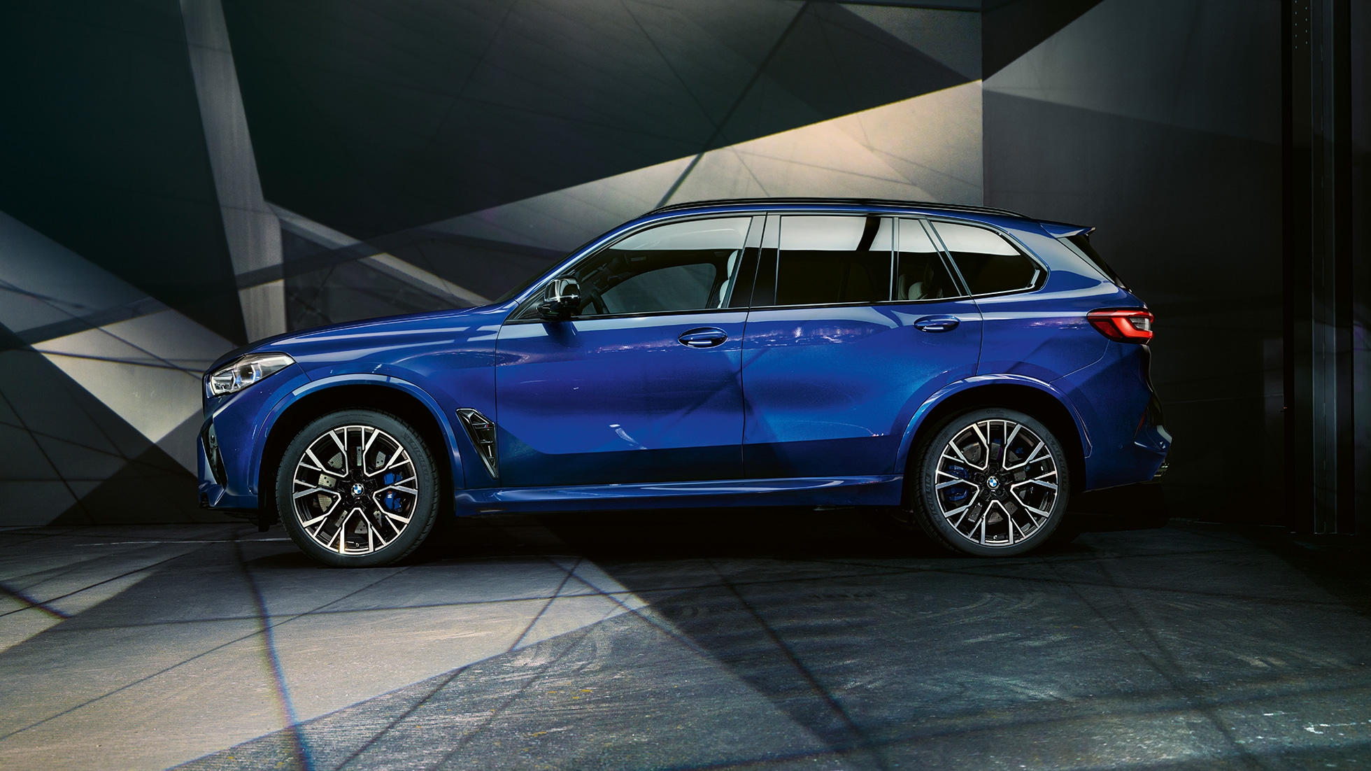 BMW X5 M Competition, vue de profil BMW X5 M Competition avec jantes BMW M en alliage léger F95 en Marina Bay Blau metallic, vue de profil