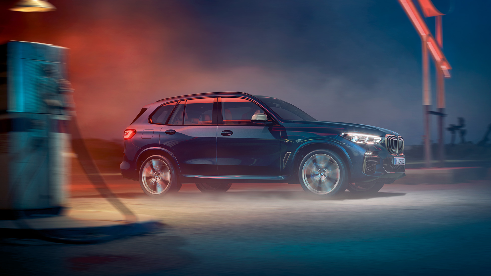 Vue de profil des BMW X5 M50i et M50d BMW X5 M50i et M50d G05 en Carbonschwarz metallic avec jantes BMW M en alliage léger 747 M, vue de profil