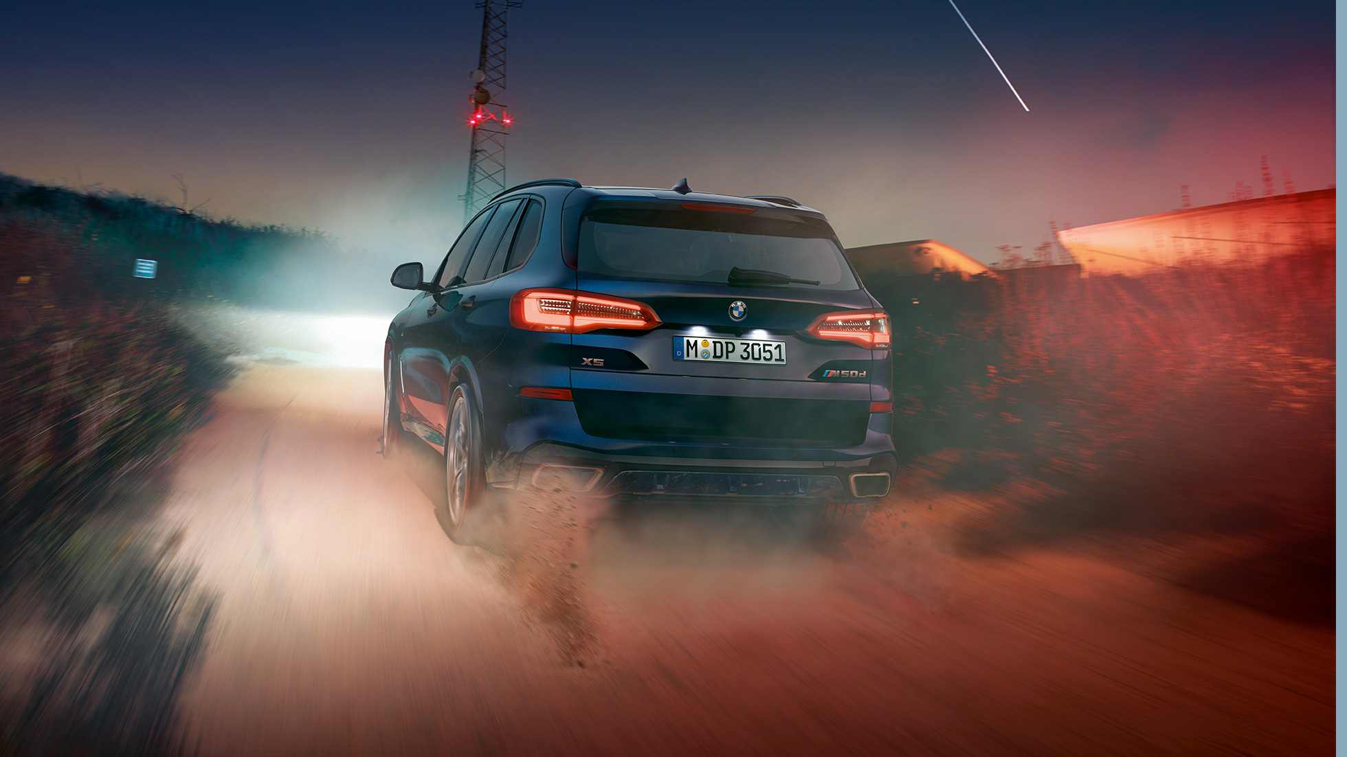 Vue arrière de la BMW X5 M50d BMW X5 M50d avec becquet de toit M G05 en Carbonschwarz metallic, vue arrière