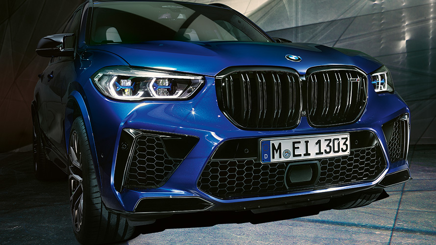 Doubles naseaux M, BMW X5 M Competition F95 2020 en Marina Bay Blau metallic, vue de face en gros plan