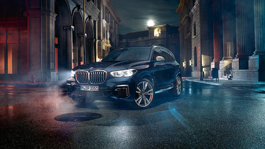 Phares avant avec &eacute;clairage laser X BMW X5 M50i et M50d G05 2018 SUV Carbonschwarz metallic vue de trois quarts avant