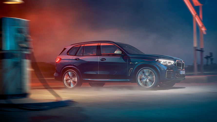 BMW X5 M50i et M50d G05 2018 SUV en Carbonschwarz metallic avec jantes BMW M en alliage l&eacute;ger, vue de profil