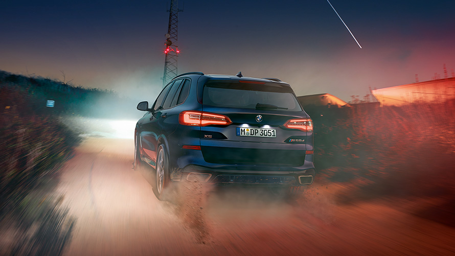 Vue arri&egrave;re de la BMW X5 M50d avec becquet de toit M G05 2018 SUV en Carbonschwarz metallic