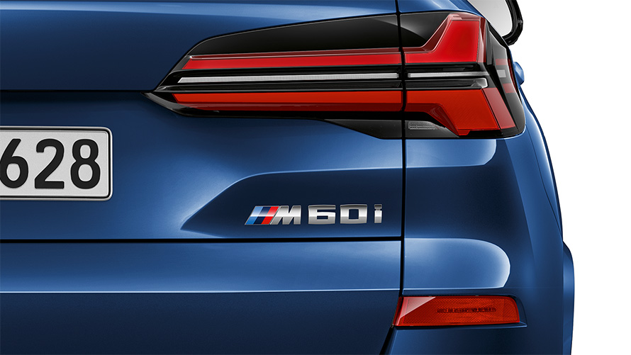 BMW X5 M60i xDrive G05 MP feux arrières, vue en gros plan