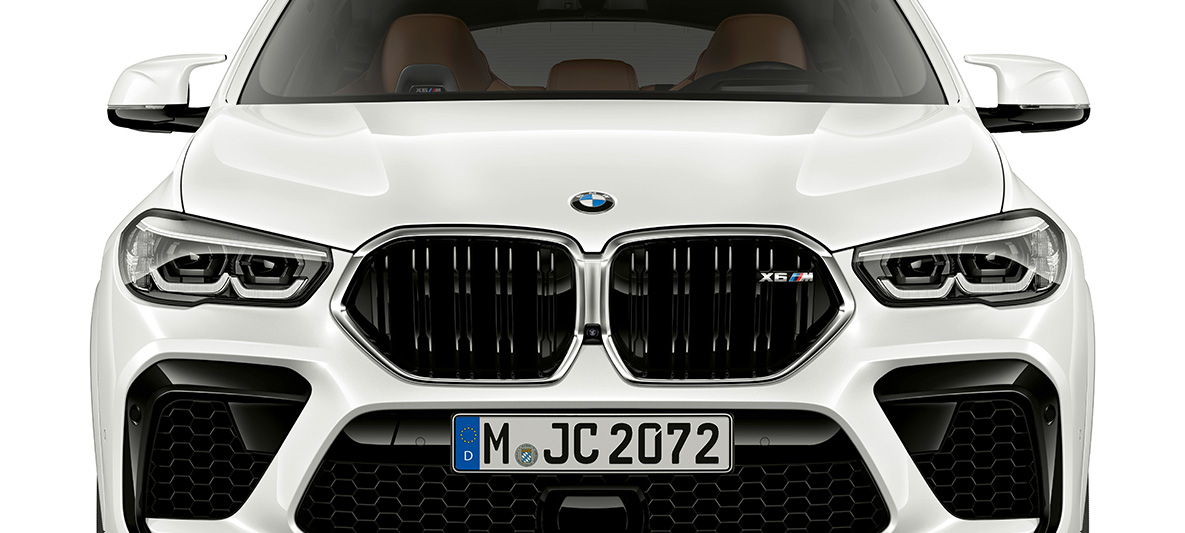 Partie avant de la BMW X6 M Naseaux M, BMW X6 M F96 2020, vue de face