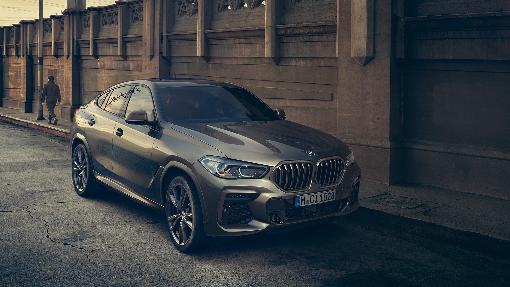 BMW X6 M50i avec moteur essence V8 M TwinPower Turbo BMW X6 M50i avec moteur essence V8 M TwinPower Turbo, en Manhattan metallic G06, vue de trois quarts de profil