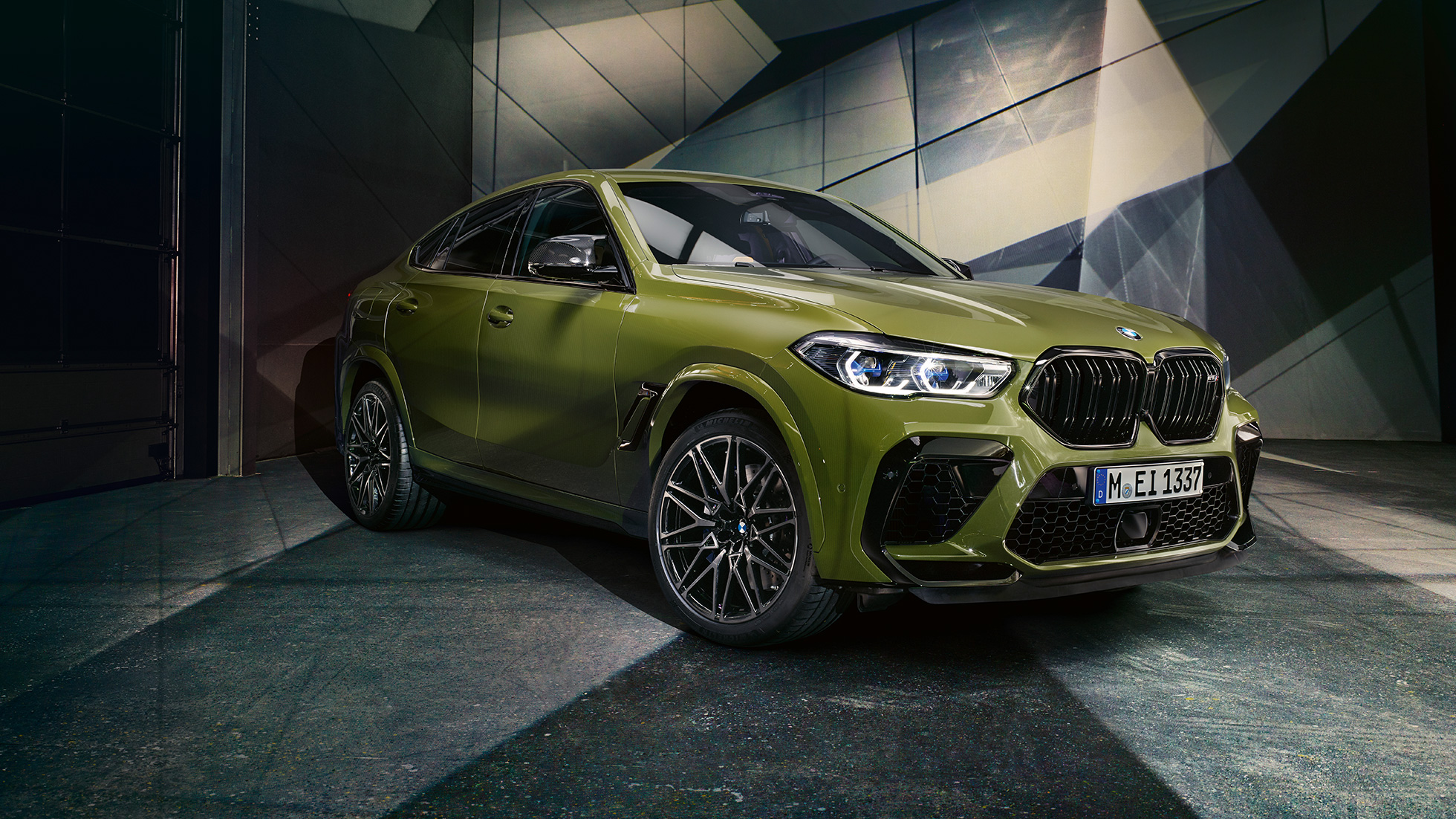 Doubles naseaux M de la BMW X6 M Competition Design extérieur de la BMW X6 M Competition F96 en teinte spéciale BMW Individual Urban Green vue de trois quarts avant