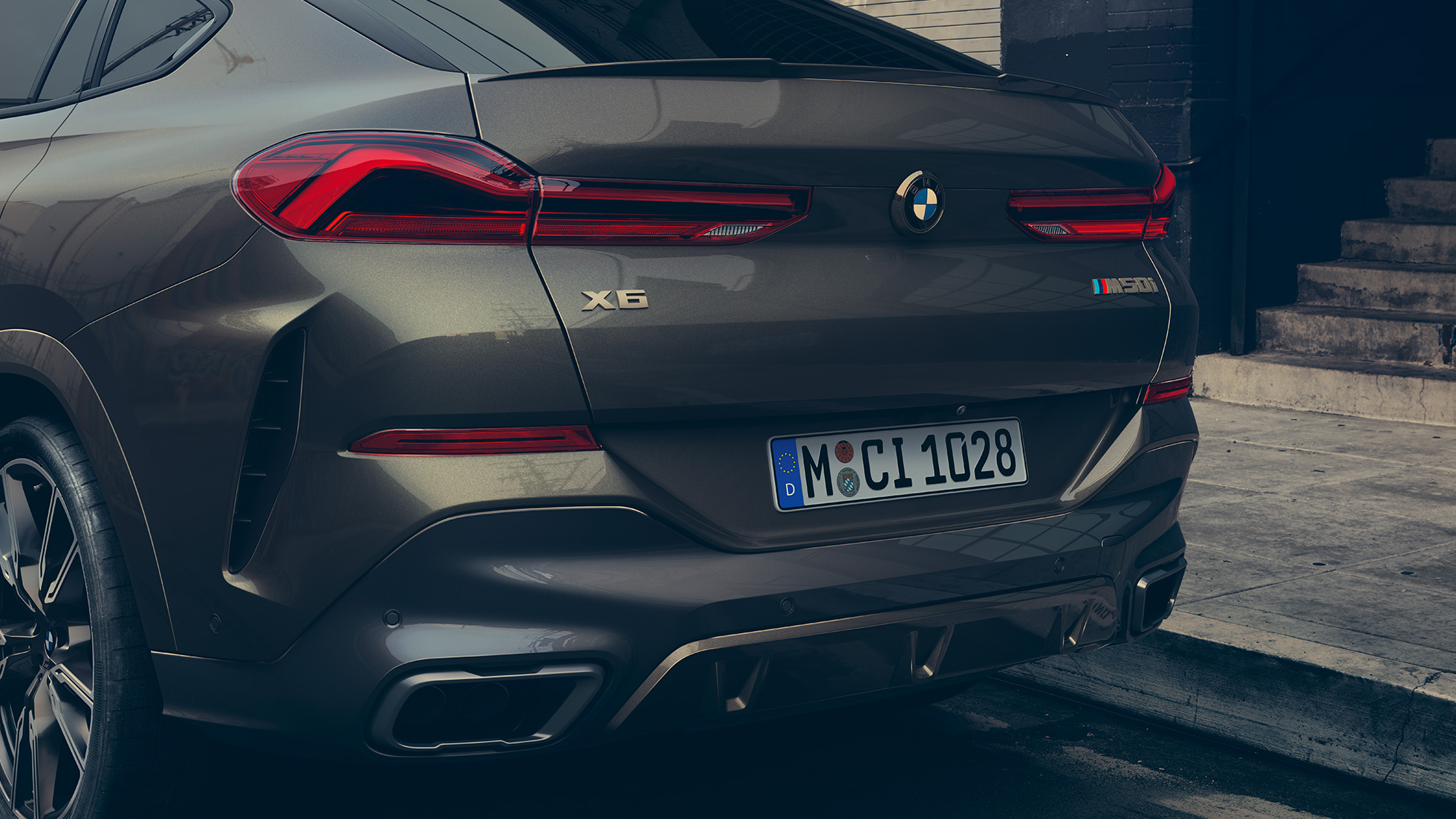 BMW X6 M50i, vue arrière Vue en gros plan de l’arrière de la BMW X6 M50i