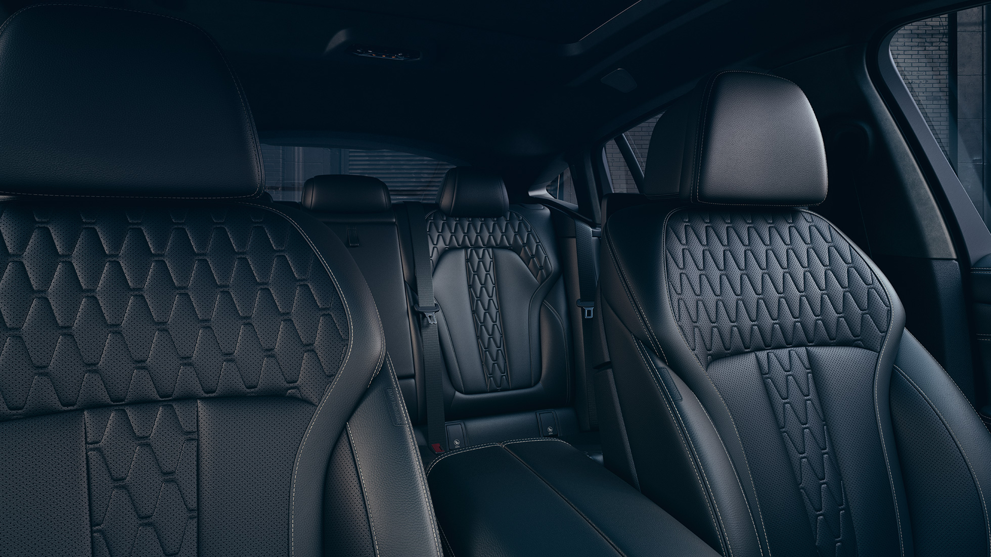 Sièges sport de la BMW X6 M50i M50d Habitacle avec vue sur les sièges sport de la BMW X6 M50i M50d