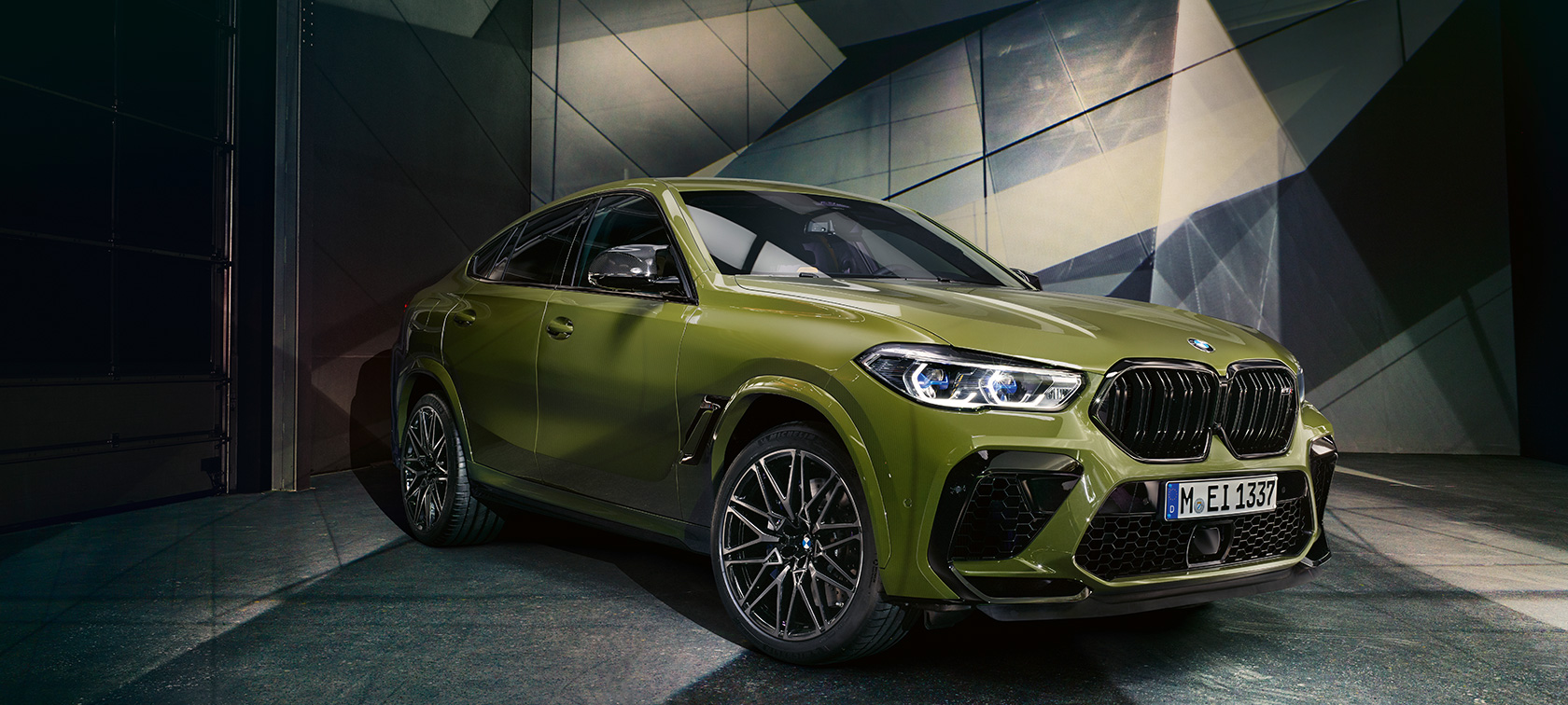 BMW X6 M Competition, vue de profil BMW X6 M Competition F96 2020 en teinte spéciale BMW Individual Urban Green, vue de profil