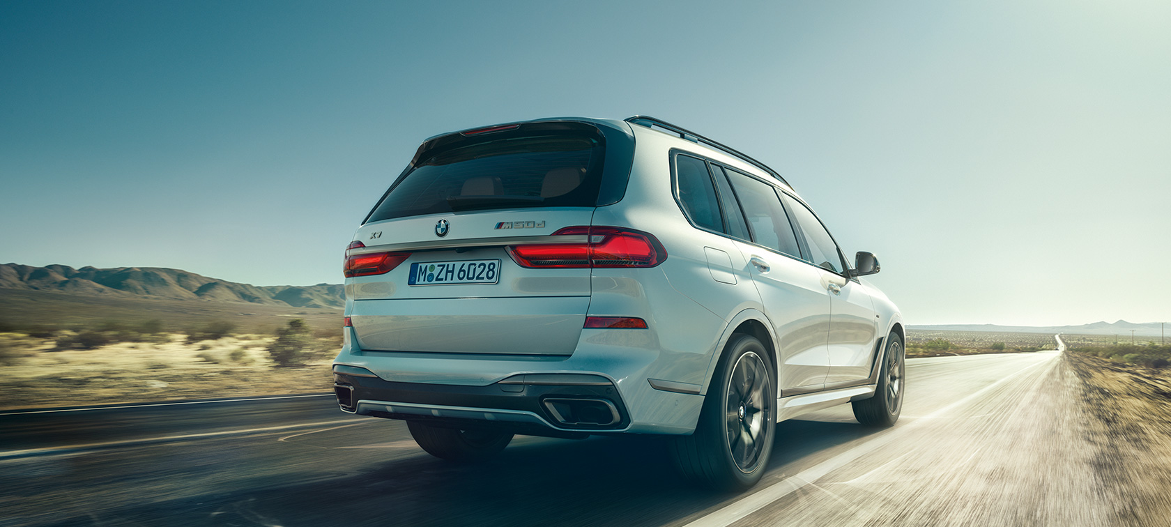 BMW X7 M50d, vue arrière BMW X7 M50d en Mineralweiß, roulant sur une autoroute déserte, vue arrière, G07, 2019