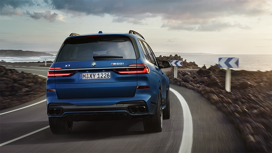 BMW X7 M60i xDrive G07 LCI Frozen Marina Bay Blue vue arrière en mouvement