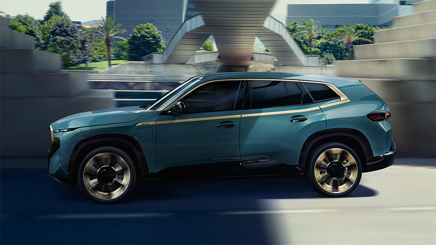 BMW XM G09 Extérieur vue de profil en mouvement Accent Night Gold