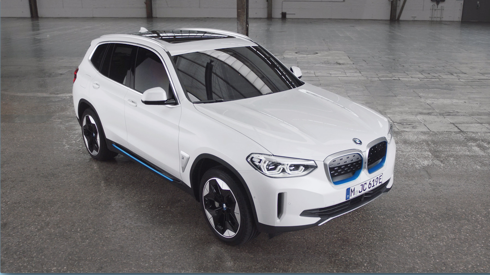 Vidéo du design extérieur de la BMW iX3 G08 BMW iX3 G08 2020 en Mineralweiß metallic, vidéo du design extérieur