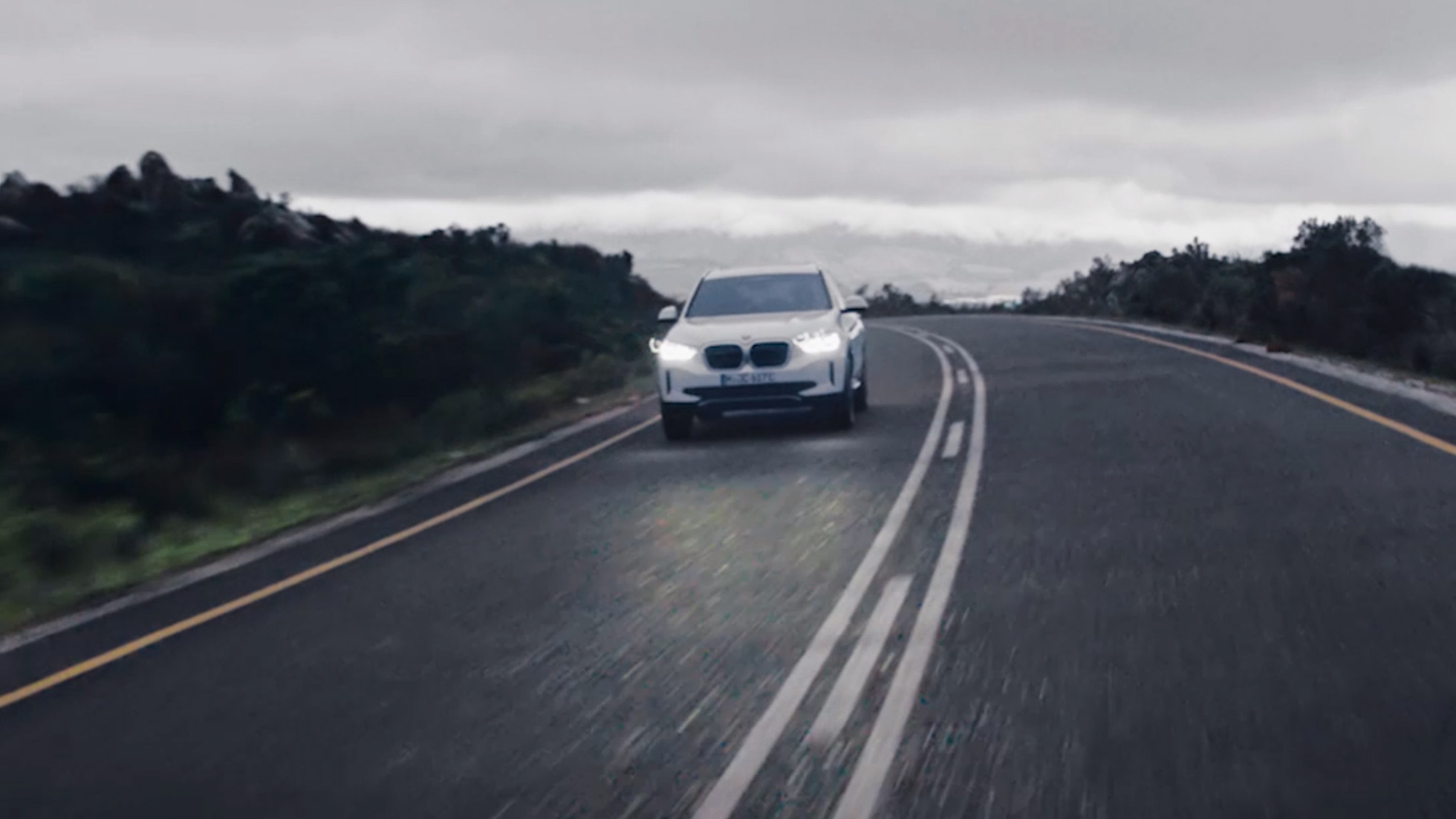 BMW iX3 G08, vidéo sur la dynamique de conduite BMW iX3 G08 2020 en Mineralweiß metallic, vidéo sur la dynamique de conduite