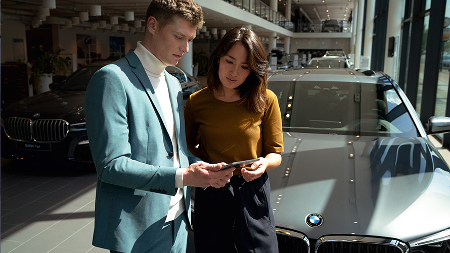 Le collaborateur de service BMW de la BMW iX3 G08 2021 salue les clients