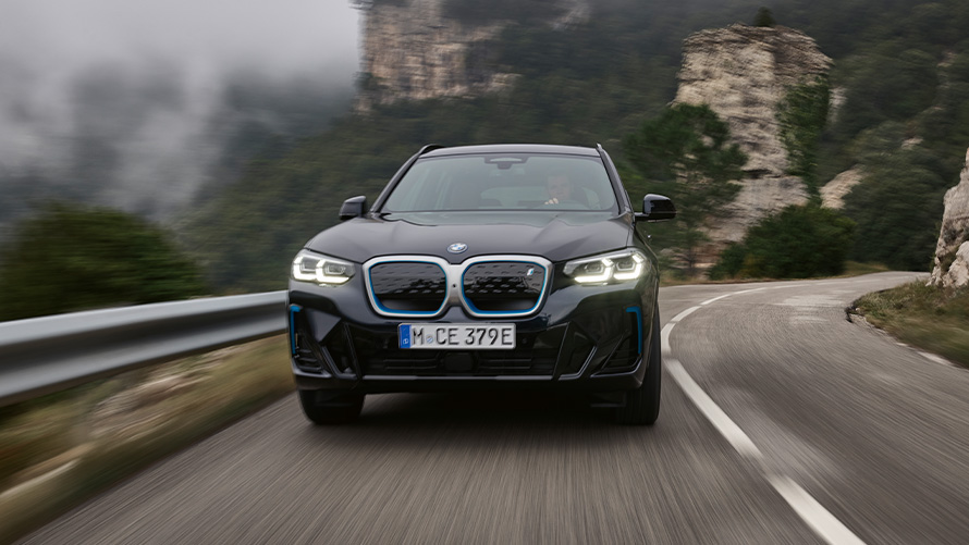 BMW iX3 G08 2021 M Carbonschwarz vue avant en mouvement