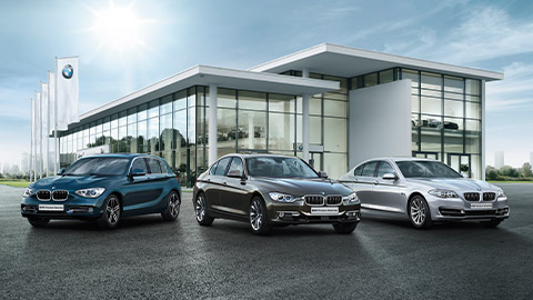 Modèles BMW X BMW en stationnement devant un concessionnaire BMW
