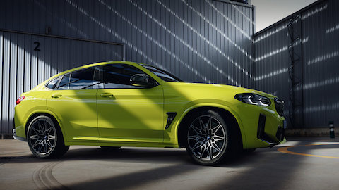 Modèles BMW X BMW X4 M G02 MP vue de trois quarts avant en stationnement avec modèle
