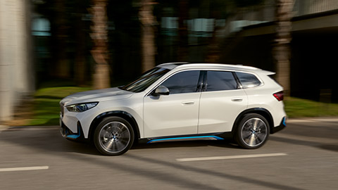 Modèles BMW X BMW iX1 U11 vue de profil en mouvement sur la route