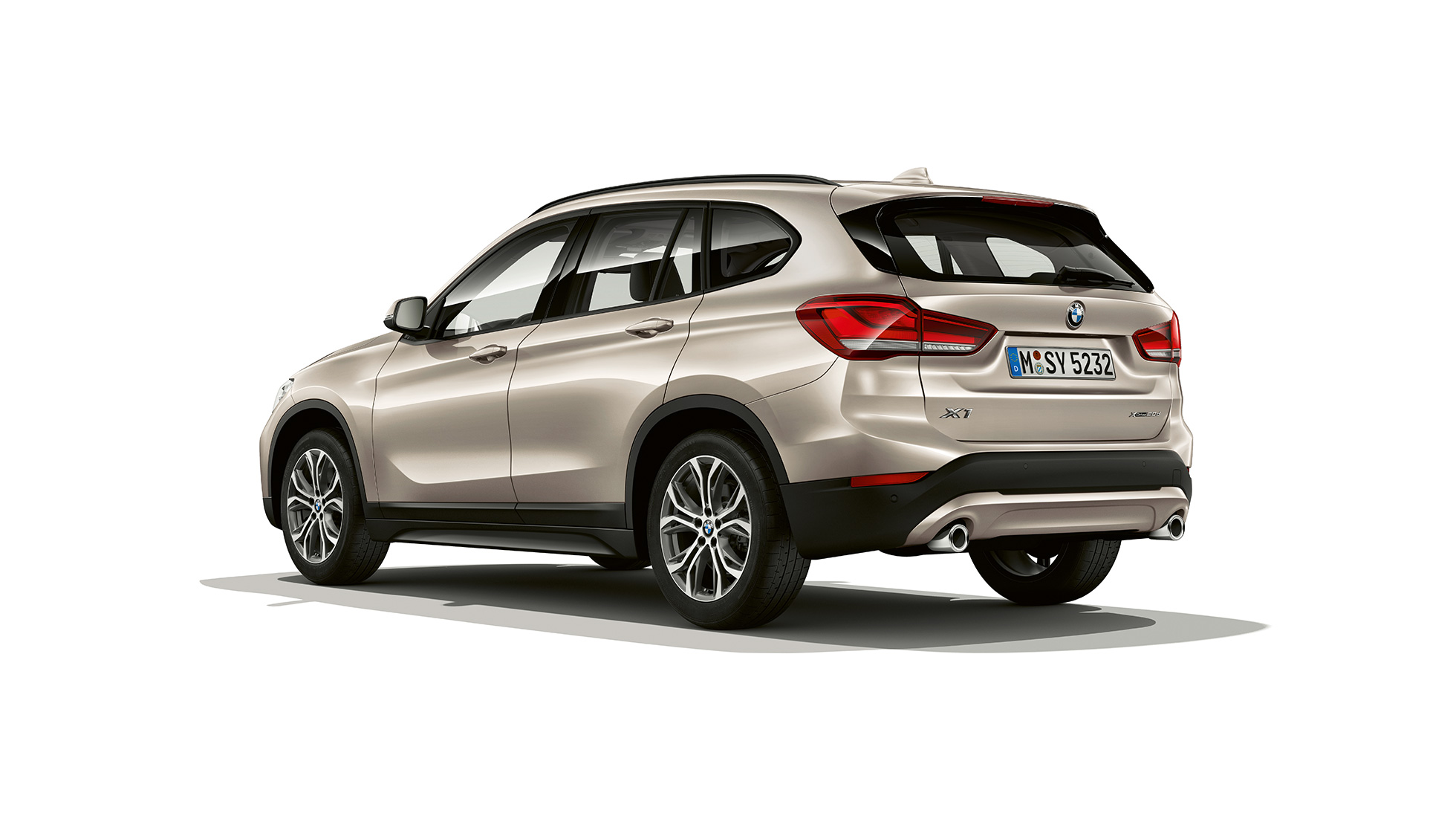 BMW X1, Modèle Advantage, vue de trois quarts arrière. BMW X1, Modèle Advantage, vue de trois quarts avant, prise en studio