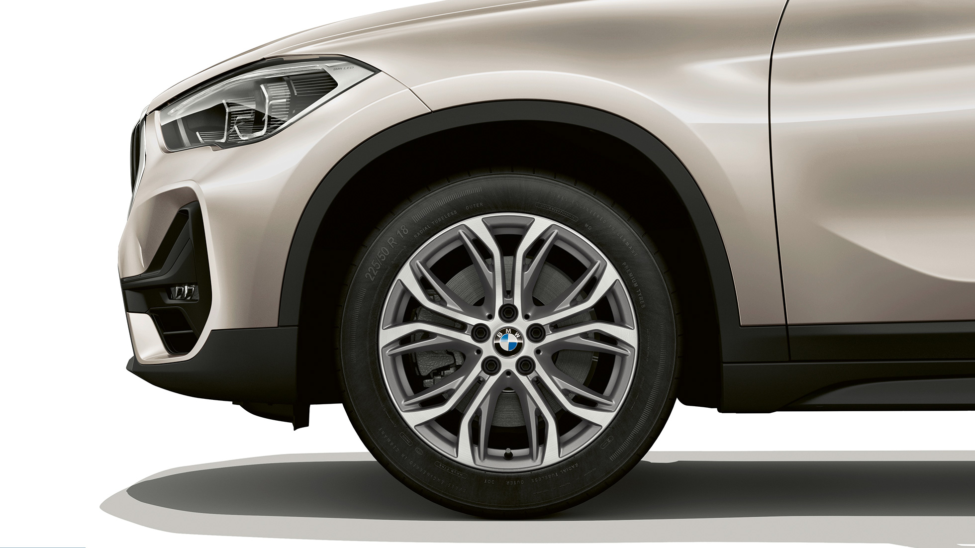 BMW X1, Modèle Advantage, jante en alliage léger BMW X1, Modèle Advantage, vue de profil avec gros plan sur jante en alliage léger