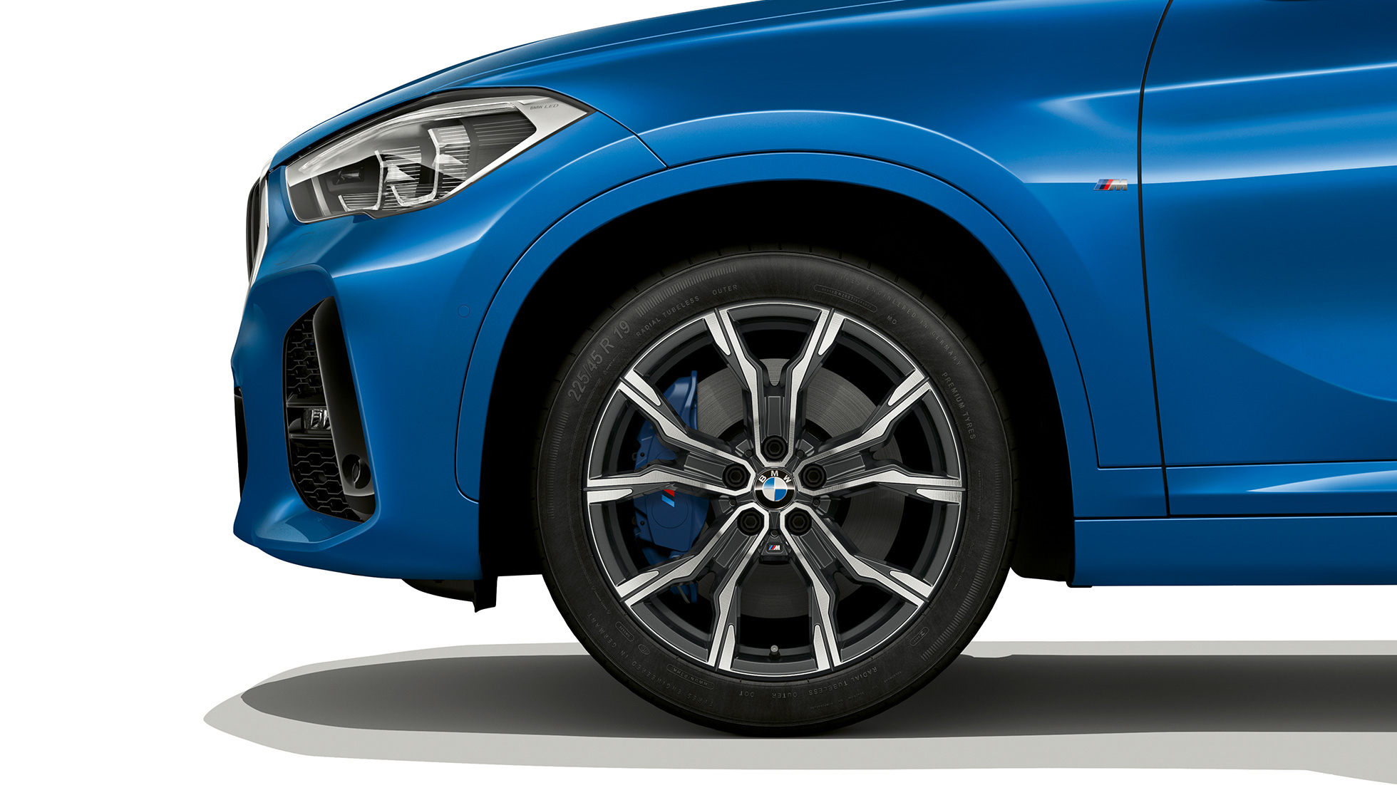 BMW X1, Modèle M Sport, jante en alliage léger BMW X1, Modèle M Sport, vue de profil avec gros plan sur jante en alliage léger