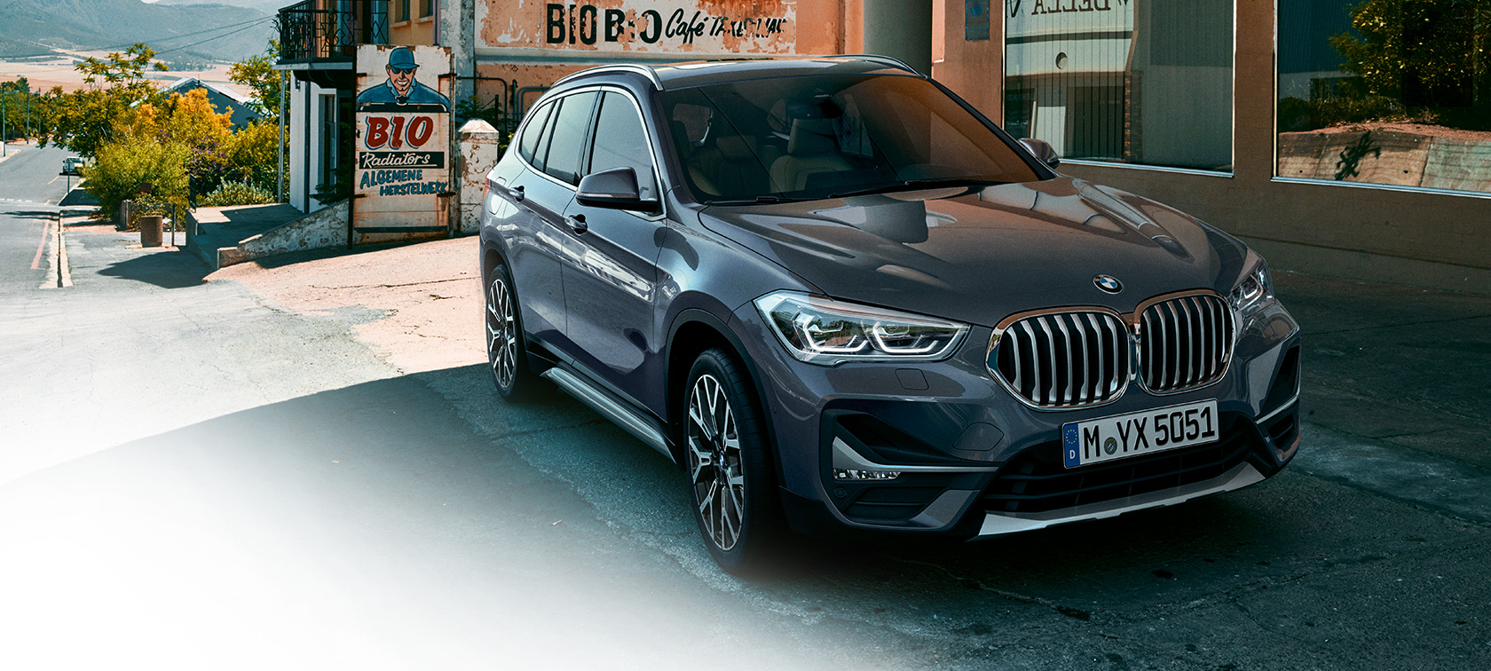 BMW X1 vue de trois-quarts avant BMW X1, vue de trois quarts avant dans un décor urbain.