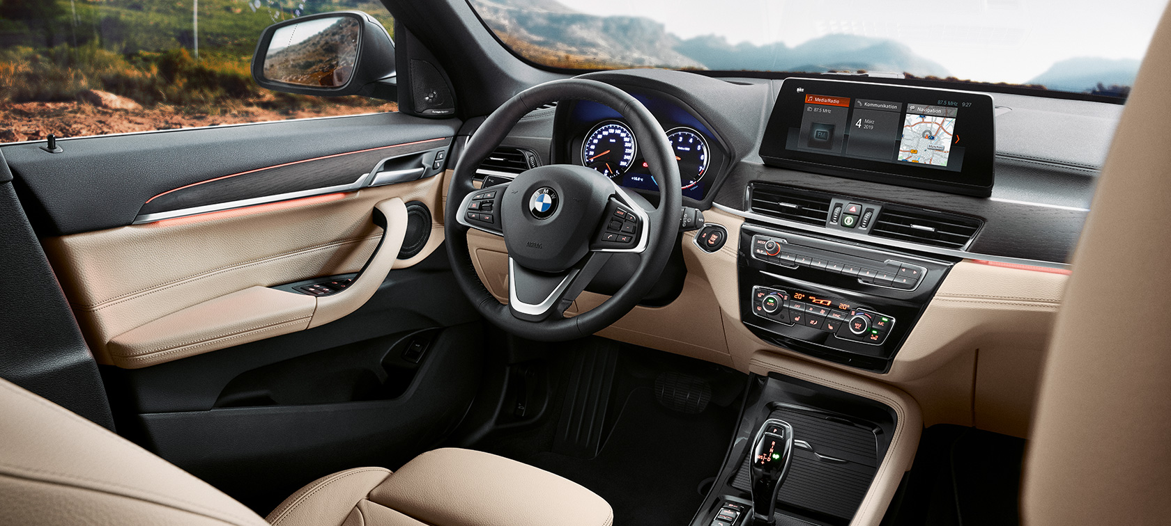 Poste de conduite BMW X1 BMW X1, intérieur avec vue sur le poste de conduite