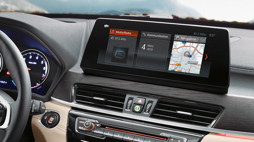 Intérieur de la BMW X1, Control Display de 10,25". Intérieur de la BMW X1, vue sur le Control Display de 10,25" avec écran tactile.
