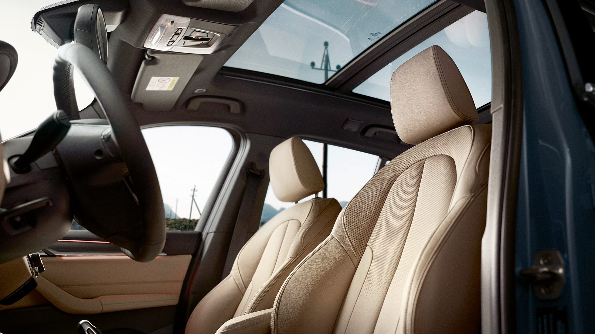 Intérieur de la BMW X1, sièges sport. Intérieur de la BMW X1, vue sur les sièges sport ergonomiques.