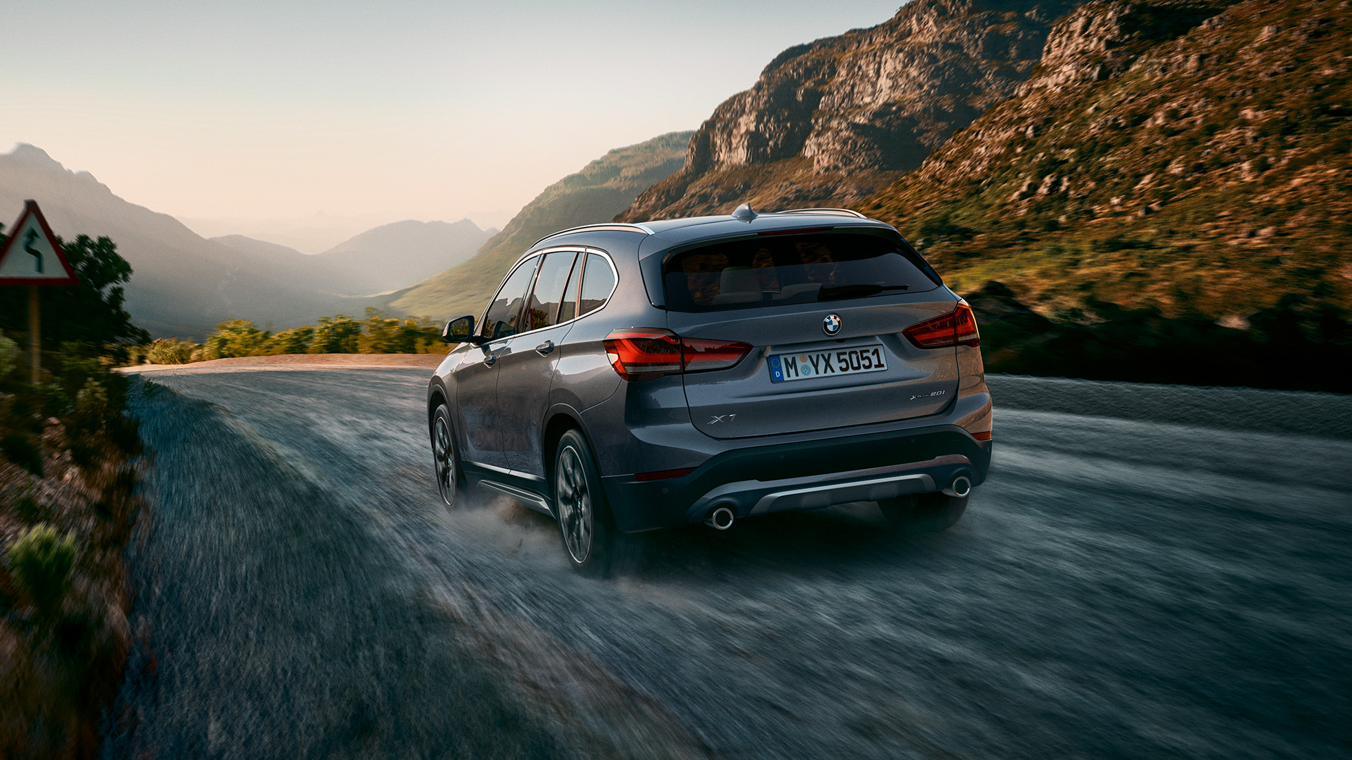 BMW X1, vue de trois quarts arrière. BMW X1, vue de trois quarts arrière devant le paysage montagneux.