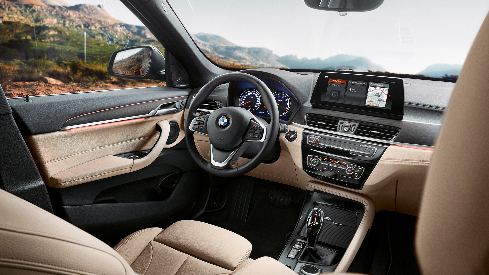 Intérieur de la BMW X1, poste de conduite. Intérieur de la BMW X1, vue sur le Control Display de 10,25" dans le poste de conduite.