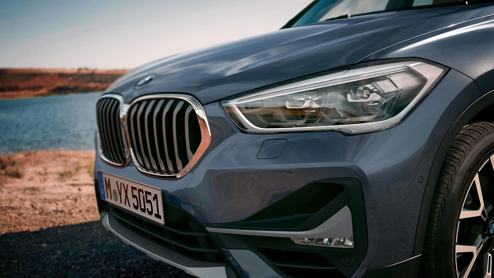 BMW X1, phares LED adaptatifs BMW X1, gros plan des phares LED adaptatifs.
