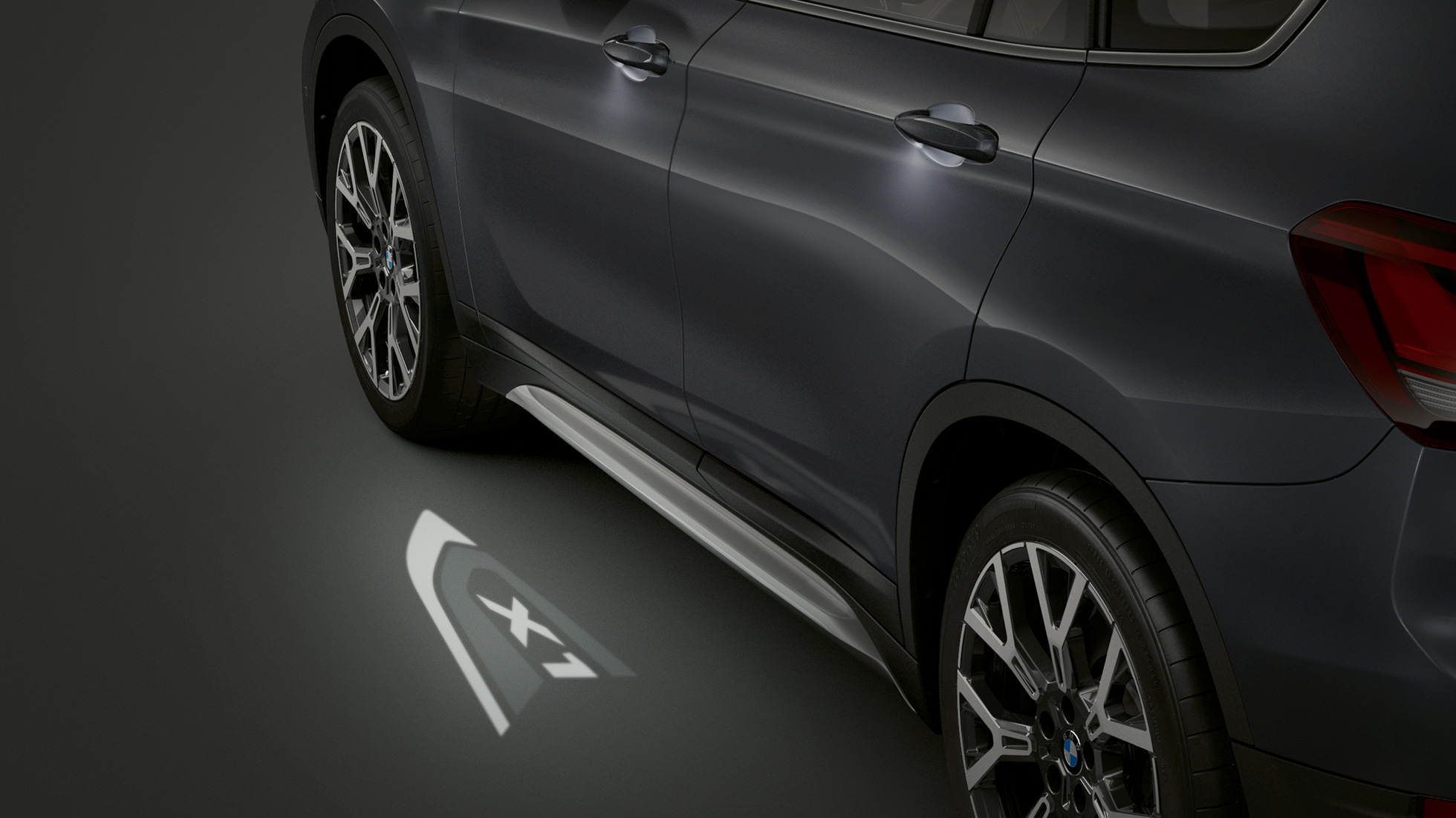 BMW X1, projection LED “X1”. BMW X1, vue de profil avec vue sur la projection LED “X1”.