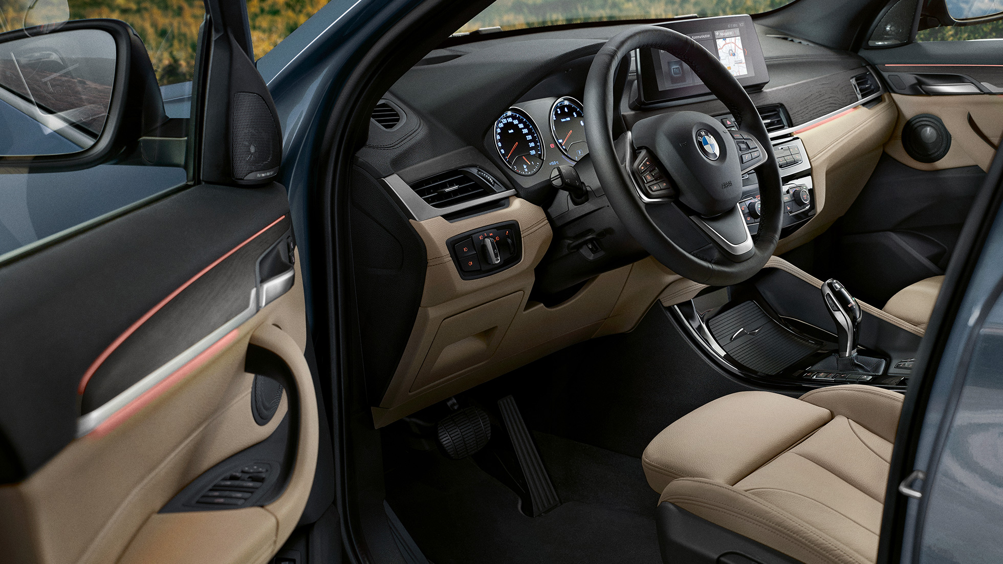 Intérieur de la BMW X1 BMW X1, intérieur avec vue sur le volant multifonctions