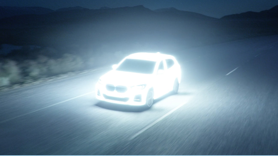 BMW X1 F48 LCI hybride rechargeable en mouvement de nuit BMW X1 F48 LCI hybride rechargeable en mouvement de nuit