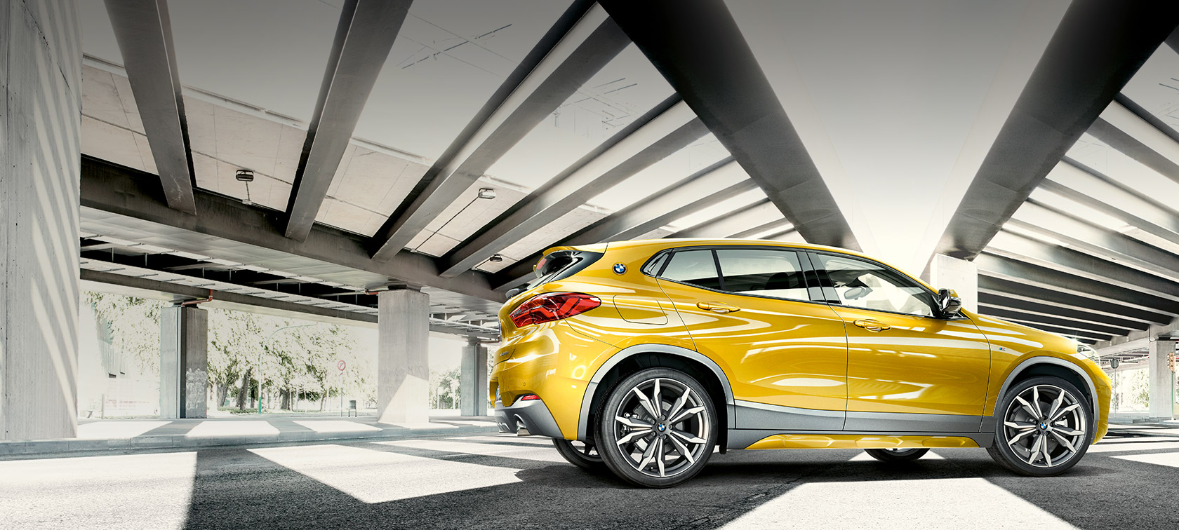 Vue de profil de la BMW X2 F39 Vue de profil de la BMW X2 2018 F39 Galvanic Gold metallic