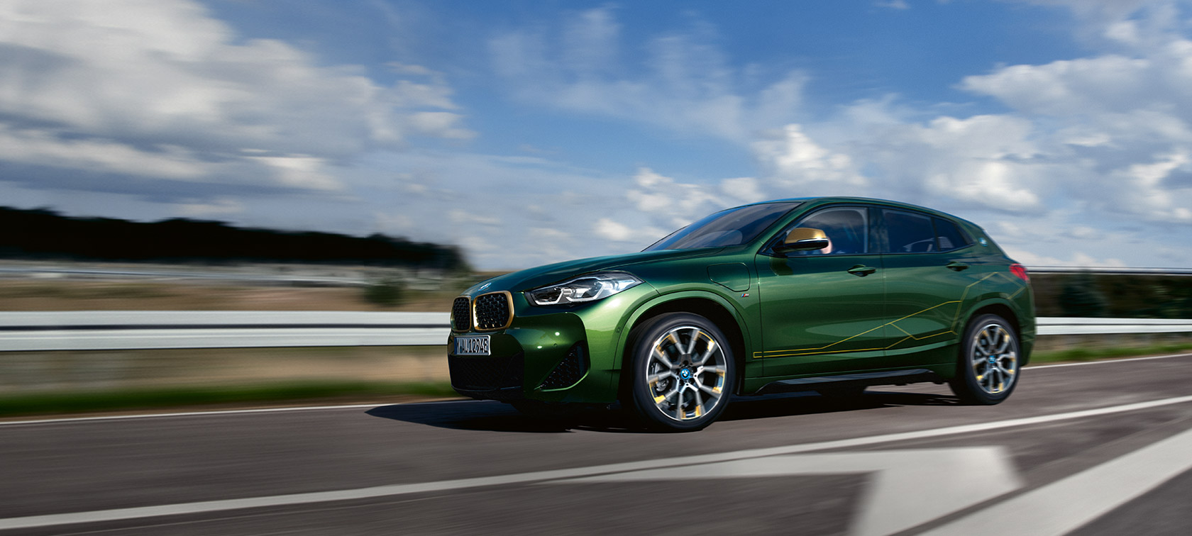 Vue de trois quarts de profil en conduite BMW X2 F39 Sanremo Green metallic