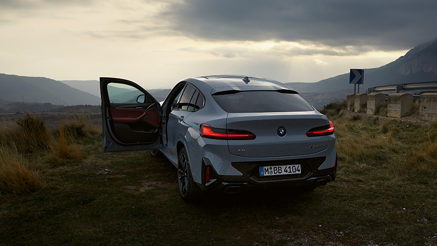 BMW X4 G02 Financial Services Brooklyn Grau vue de trois quarts arrière à l’arrêt 2021