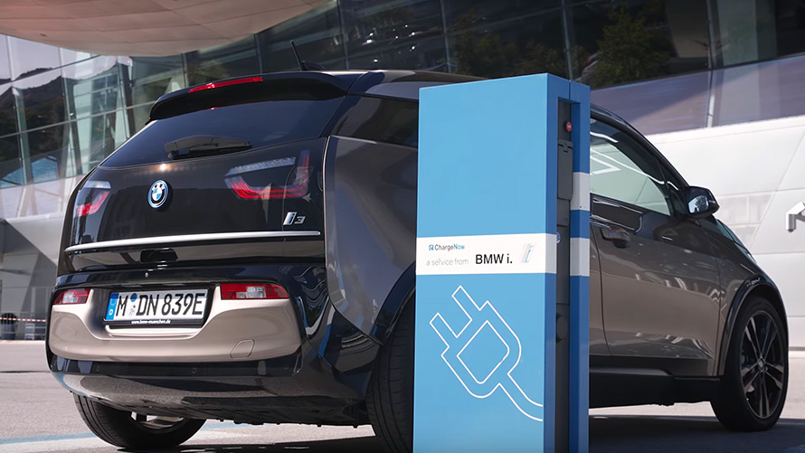 BMW i3 &agrave; la borne de recharge vue de trois quarts arri&egrave;re