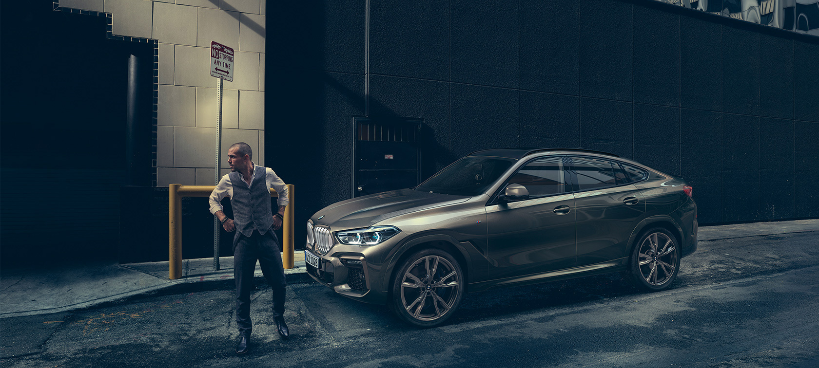 BMW X6. BMW X6 vue de profil devant un décor urbain.