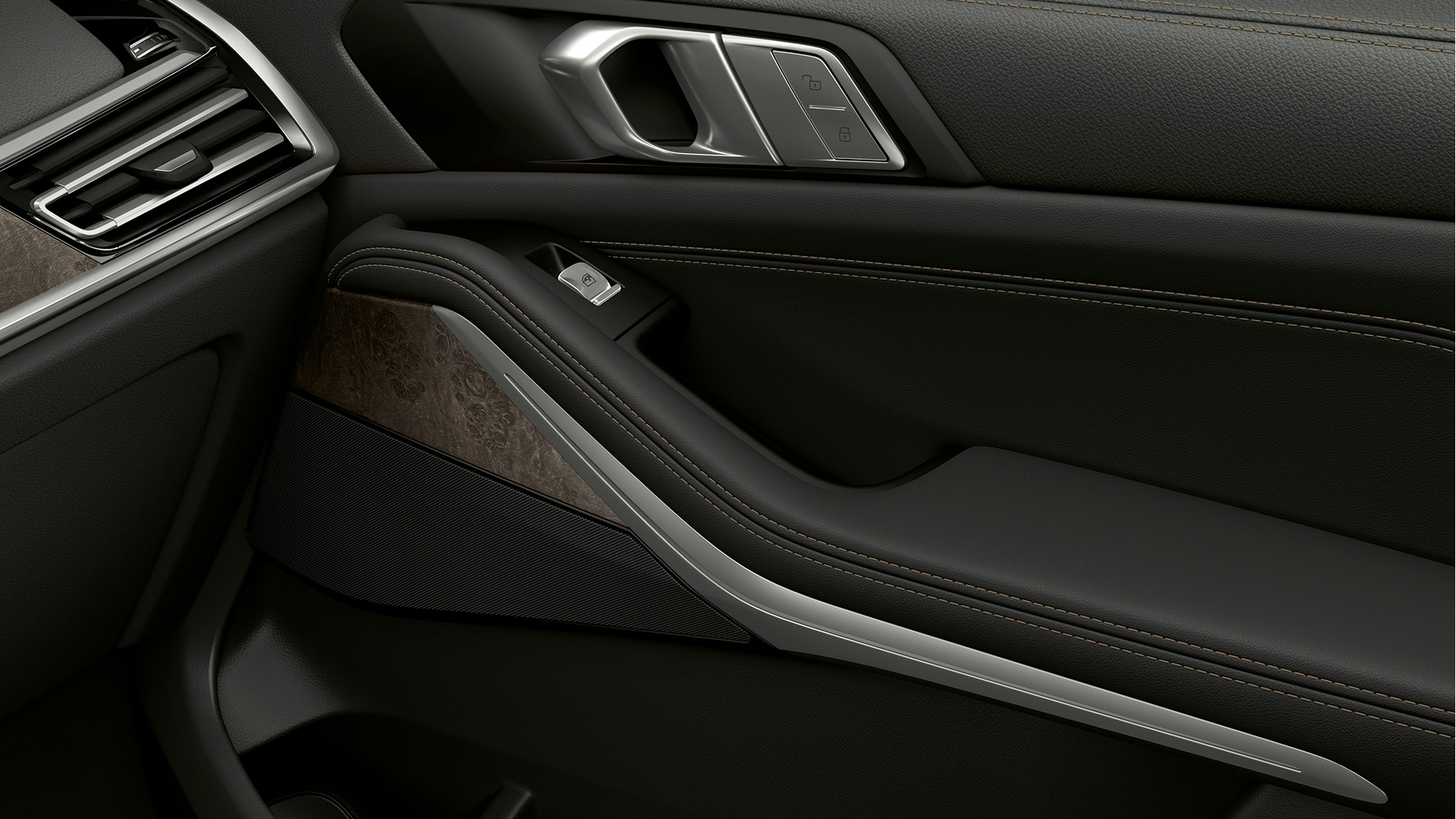 BMW X7, face intérieure de portière du modèle de base. Gros plan d'une portière intérieure de la BMW X7 de l’équipement du modèle de base