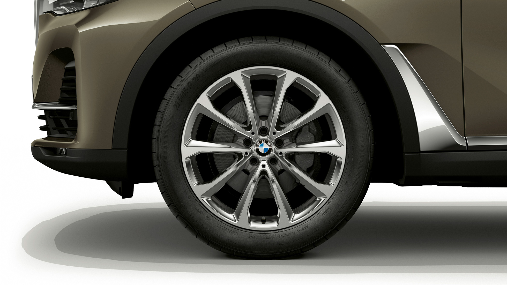 BMW X7, jante en alliage léger du modèle de base Gros plan d’une jante en alliage léger de la BMW X7 de l’équipement du modèle de base