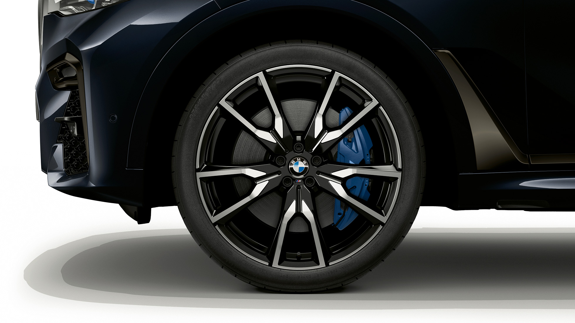 BMW X7, jante en alliage léger BMW Individual X7 40i xDrive Vue en gros plan d’une jante en alliage léger de la BMW X7 dotée de l’équipement BMW Individual X7 40i xDrive