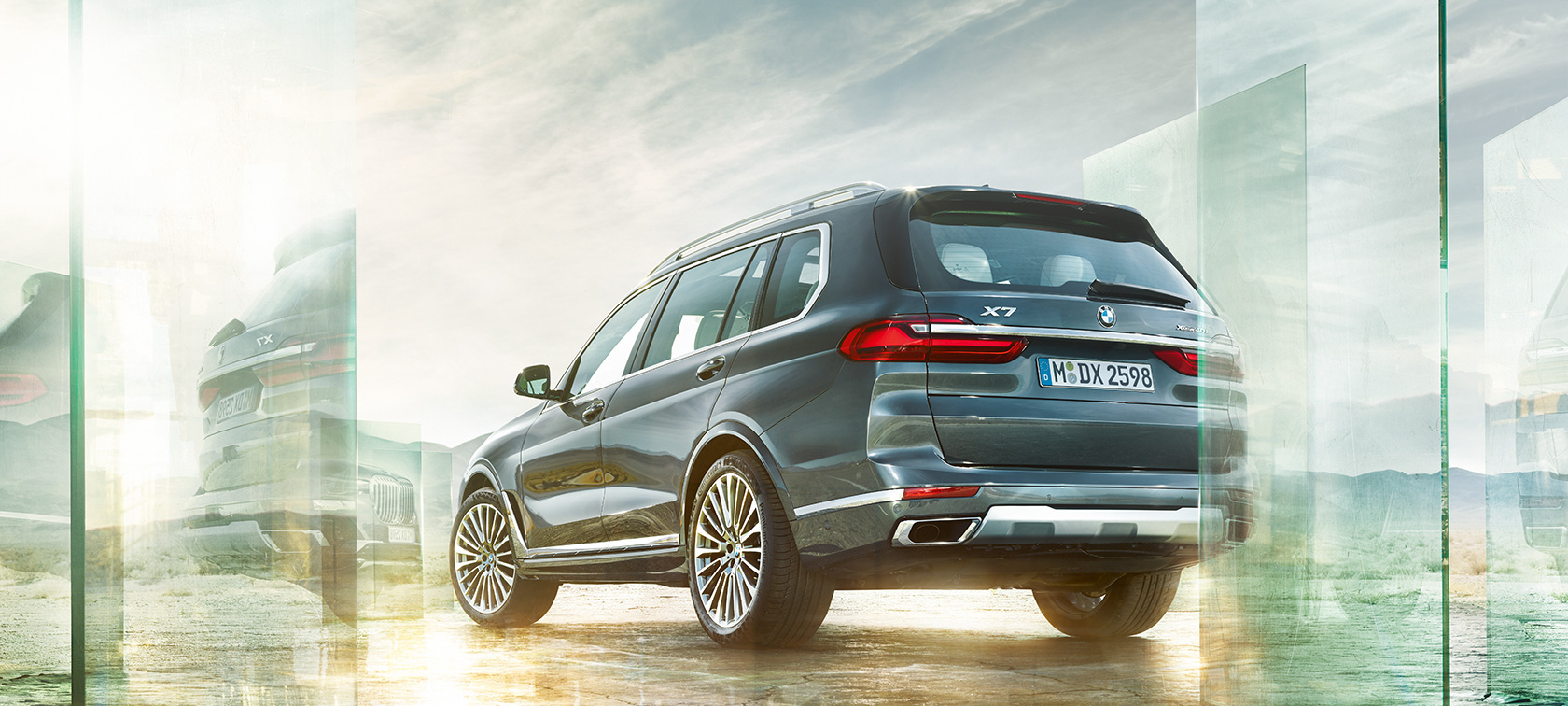 BMW X7, vue de trois quarts arrière BMW X7 en arktikgrau, vue de trois-quarts arrière devant un paysage de désert, G07 2019