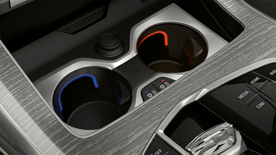 Pack Confort de la BMW X7 G07 LCI – vue rapprochée à l’avant sur le porte-gobelet