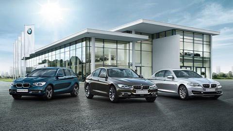 Véhicule d'occasion BMW devant concession BMW