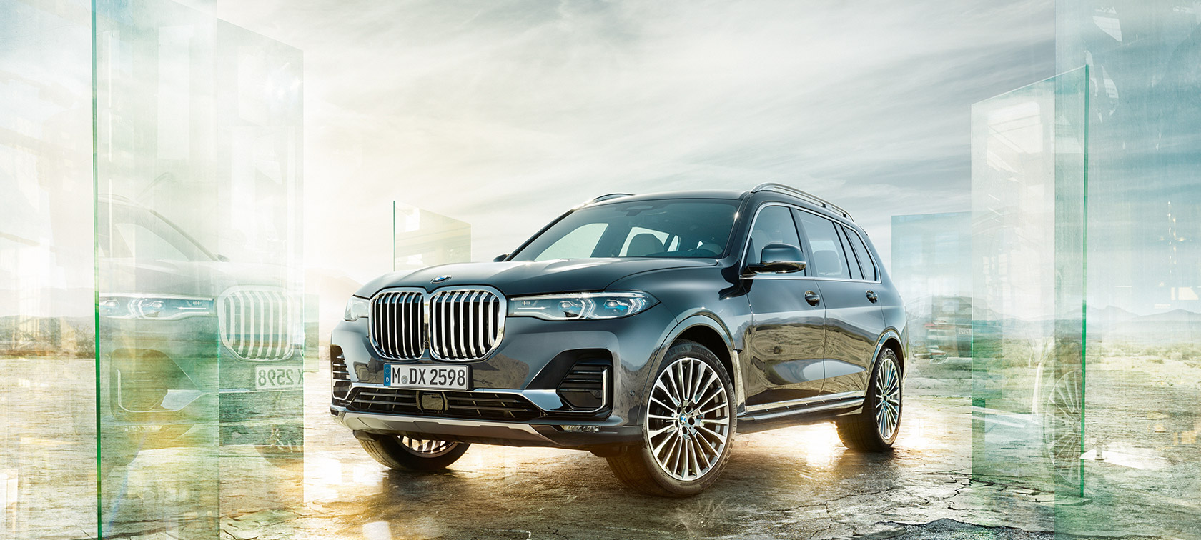 La BMW X7 vue de trois-quarts avant, avec paysage de désert à l’arrière-plan